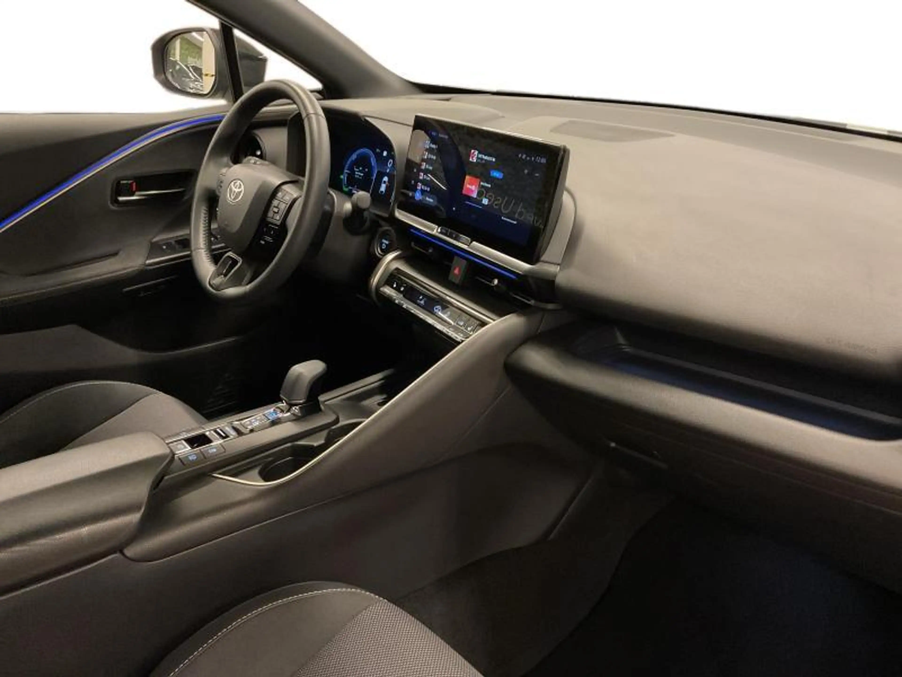 Toyota C-HR 140hp HEV Premium BiTone | carplay | camera — photo 6
