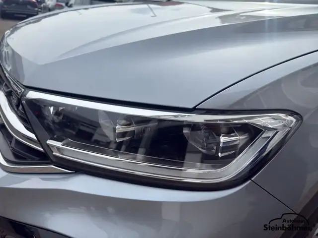 Volkswagen T-Roc view 11