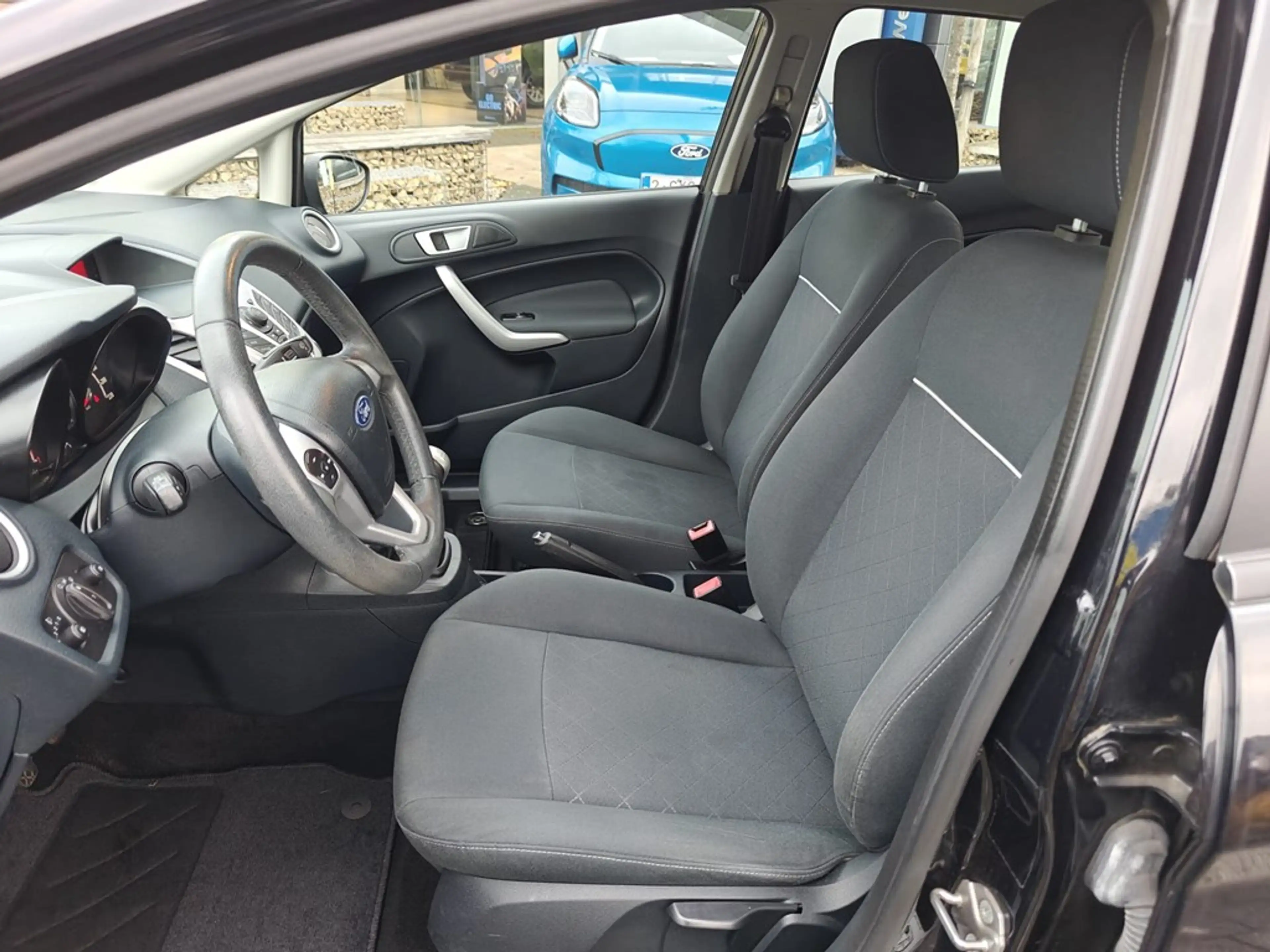 Ford Fiesta Trend — photo 13
