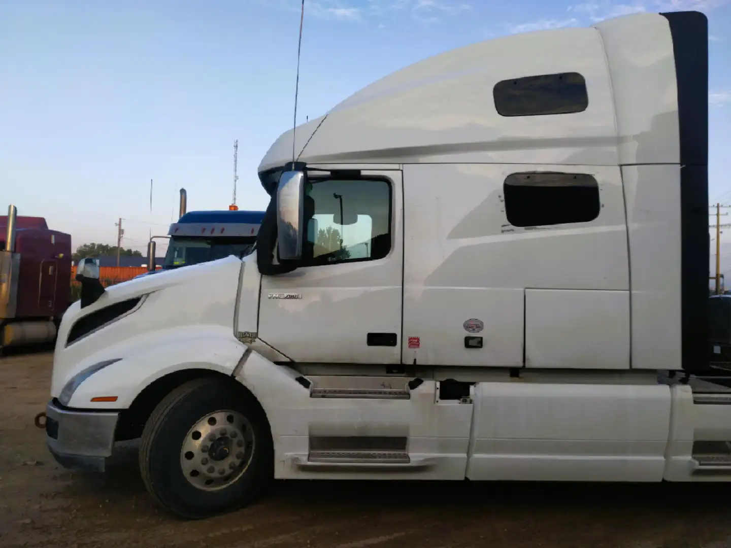 2021 Volvo VNL64T-760 | $ 70,000 | 750,000 km Highway Tractor for