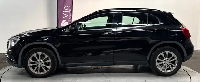 Mercedes-Benz GLA view 4