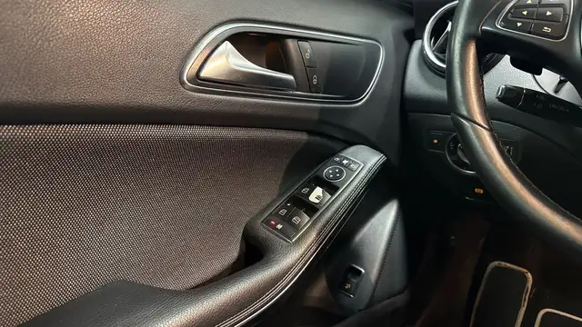 Mercedes-Benz GLA view 18
