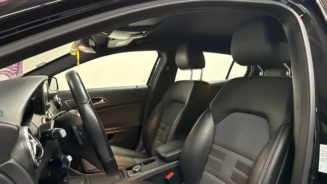 Mercedes-Benz GLA view 11