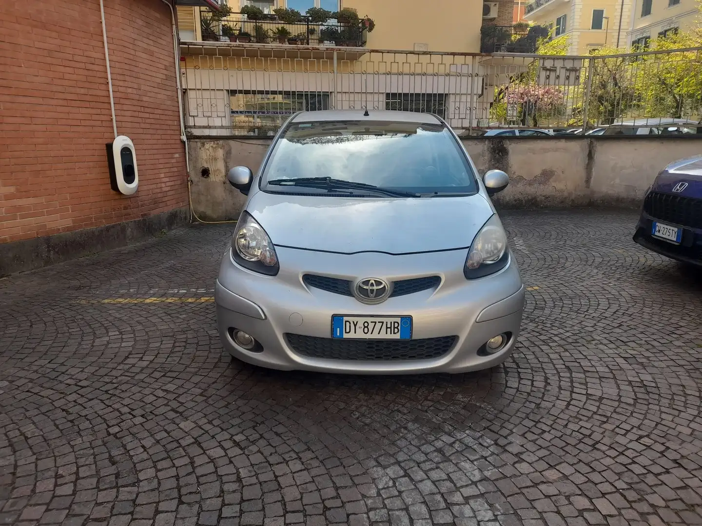 Toyota Aygo Aygo 1.0 12V VVT-i 3 porte M-MT CON SPORT PACK Silber - 1