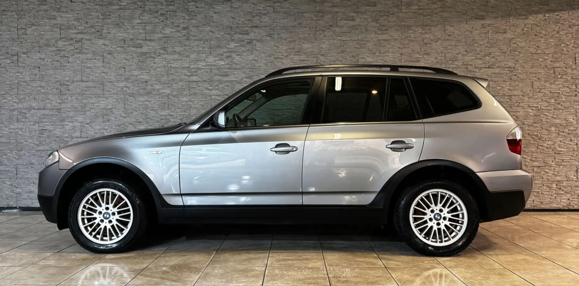BMW X3 2.0i X-DRIVE*LEDER*SHZ*PANORAMA*ALU*GARANTIE! Grau - 2