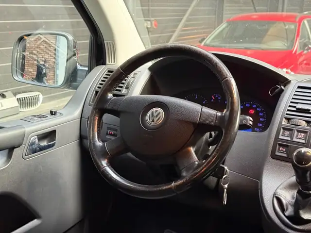 Volkswagen Transporter view 19