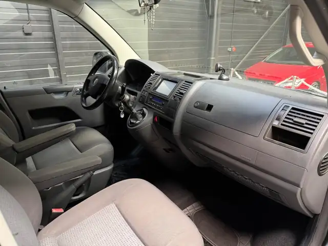 Volkswagen Transporter view 15