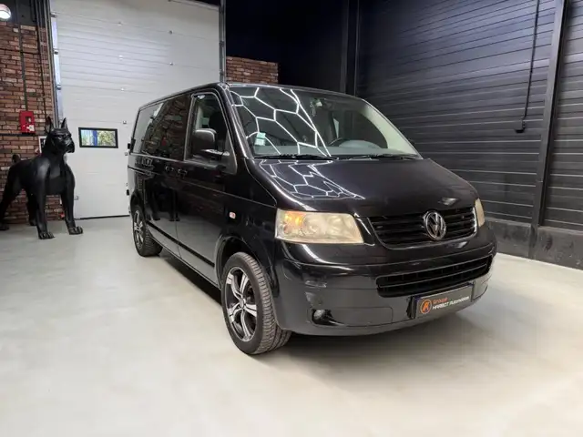 Volkswagen Transporter view 3