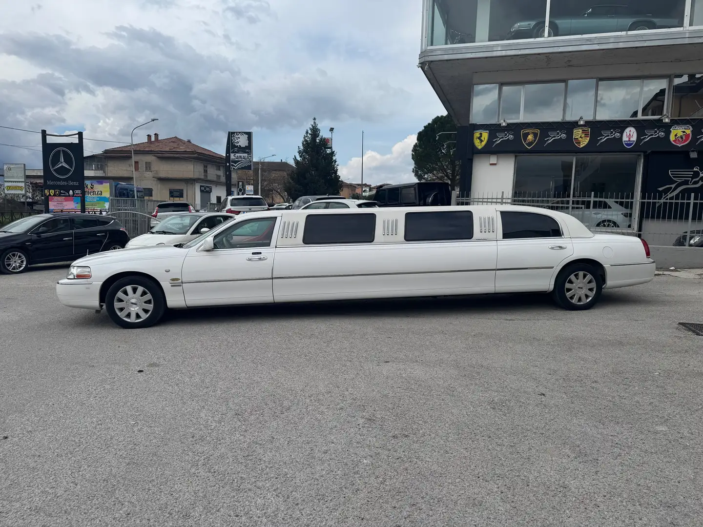 Lincoln Town Car Lincoln limousine town car possibilita' di noleggi Fehér - 2