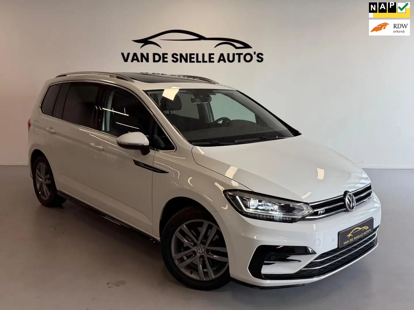 Volkswagen Touran 1.4 TSI Highline Business R-Line 7PERSOONS/PANO/DS Wit - 1