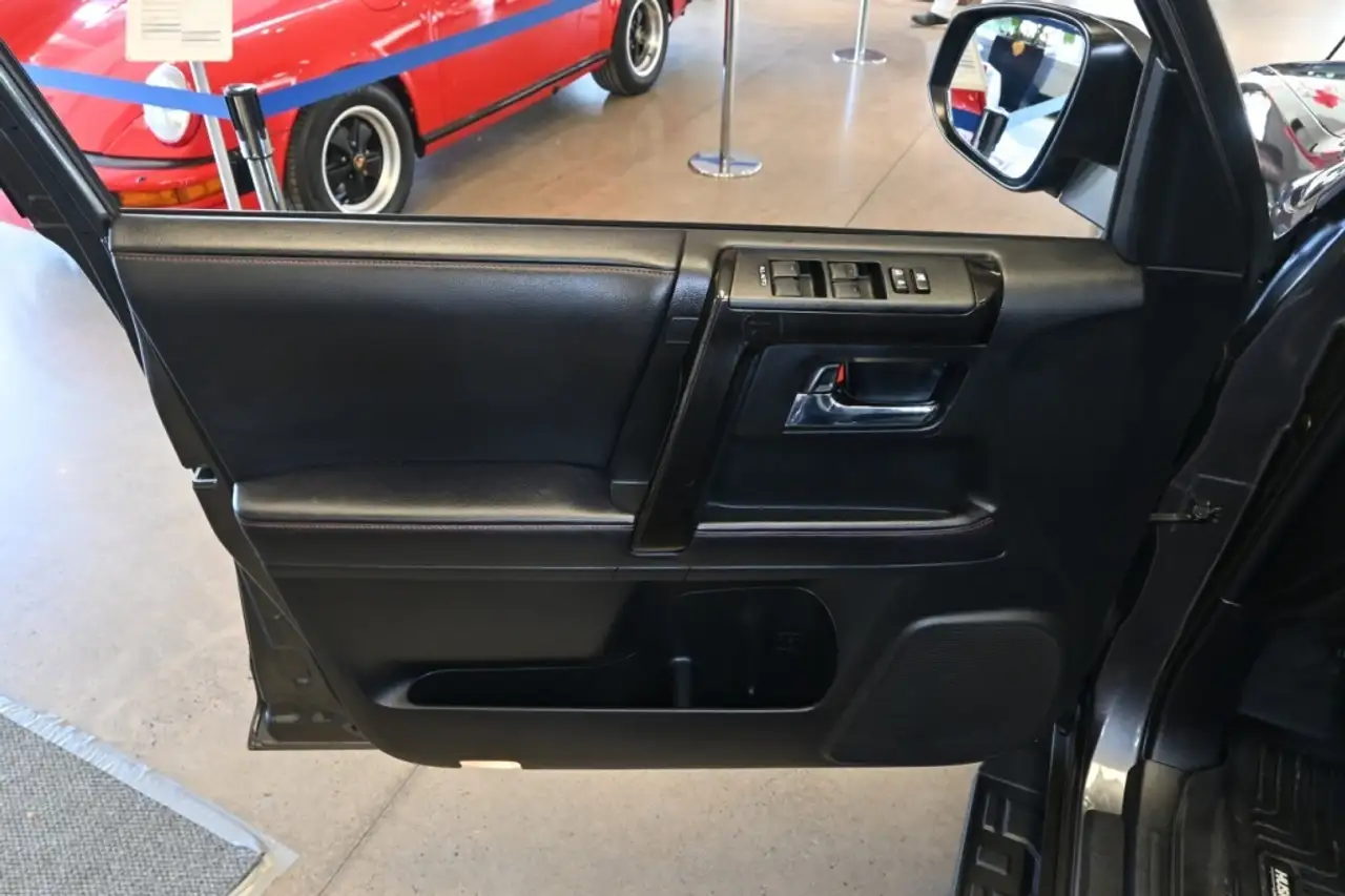 Toyota 4-Runner снимка Toyota 4-Runner