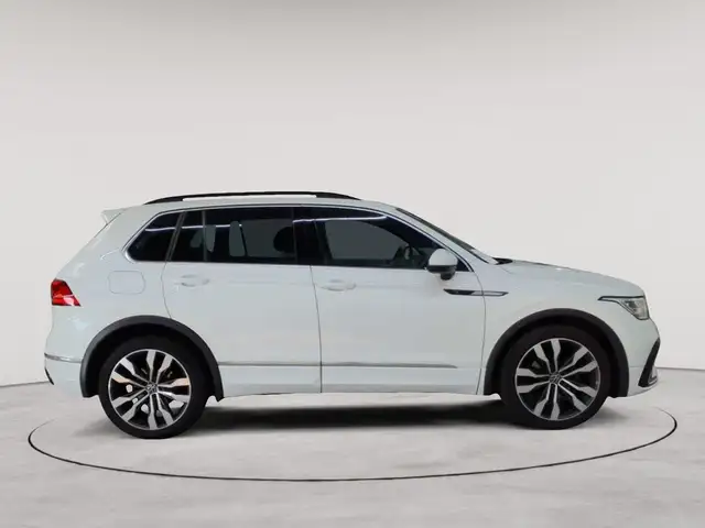 Volkswagen Tiguan view 3