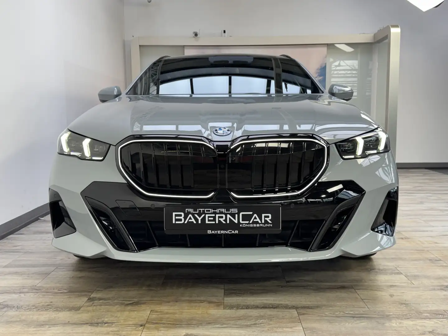 BMW 550 xDr. To M Sport Pro Sitzlüft AHK B&W 21Zoll Gri - 2