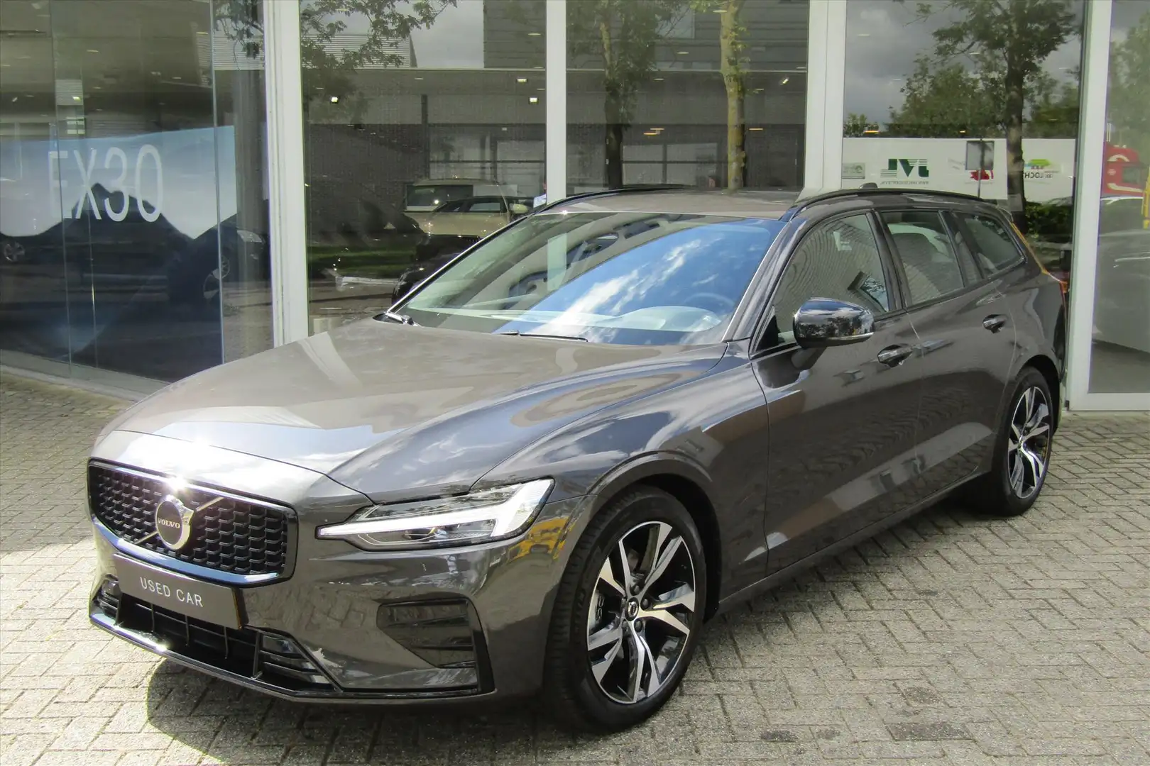 Volvo V60 B4 GEART. PLUS/DARK | LEER | ADAPT.CRUISE CONTROL Grijs - 1