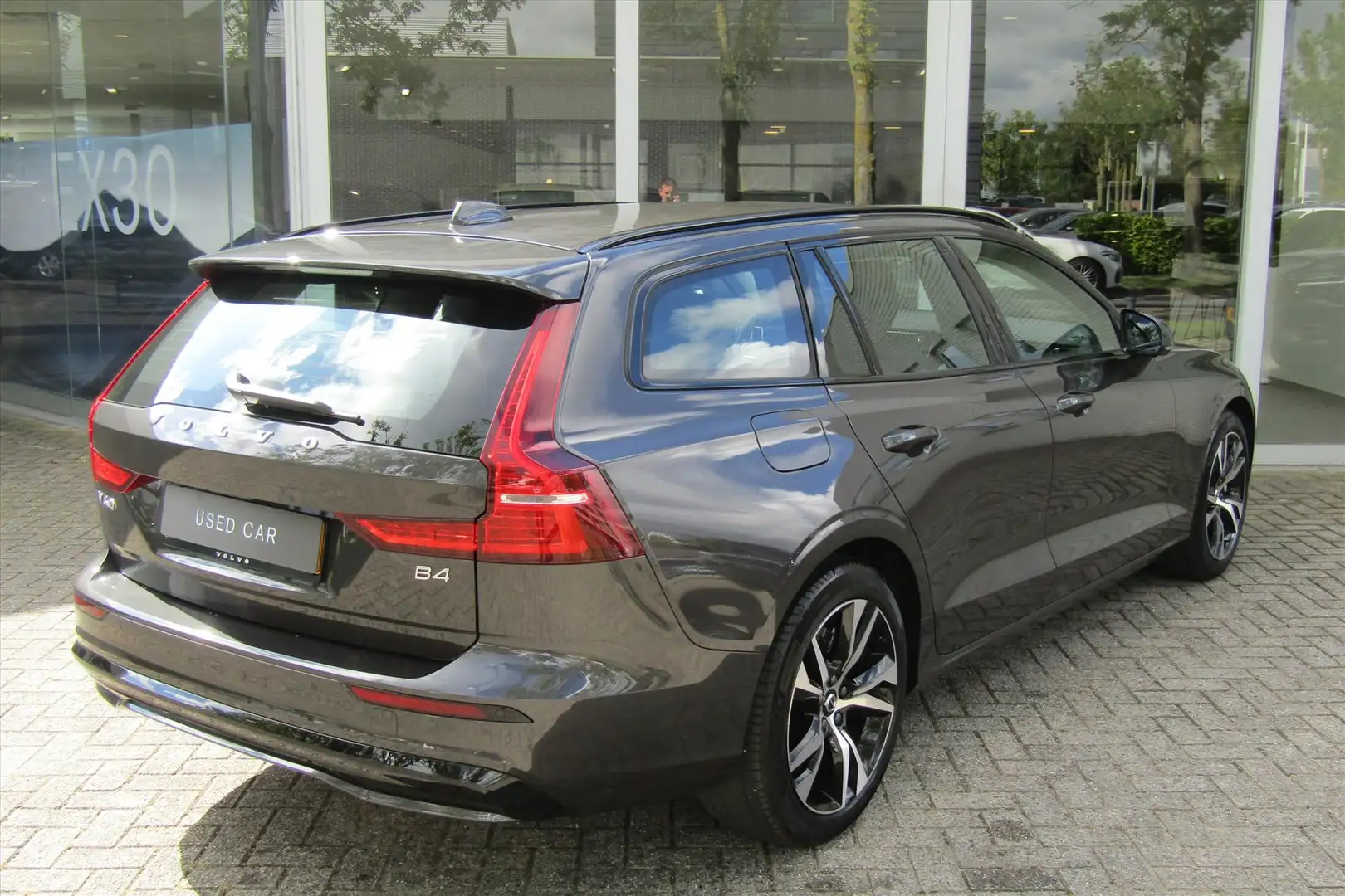 Volvo V60 B4 GEART. PLUS/DARK | LEER | ADAPT.CRUISE CONTROL Grijs - 2
