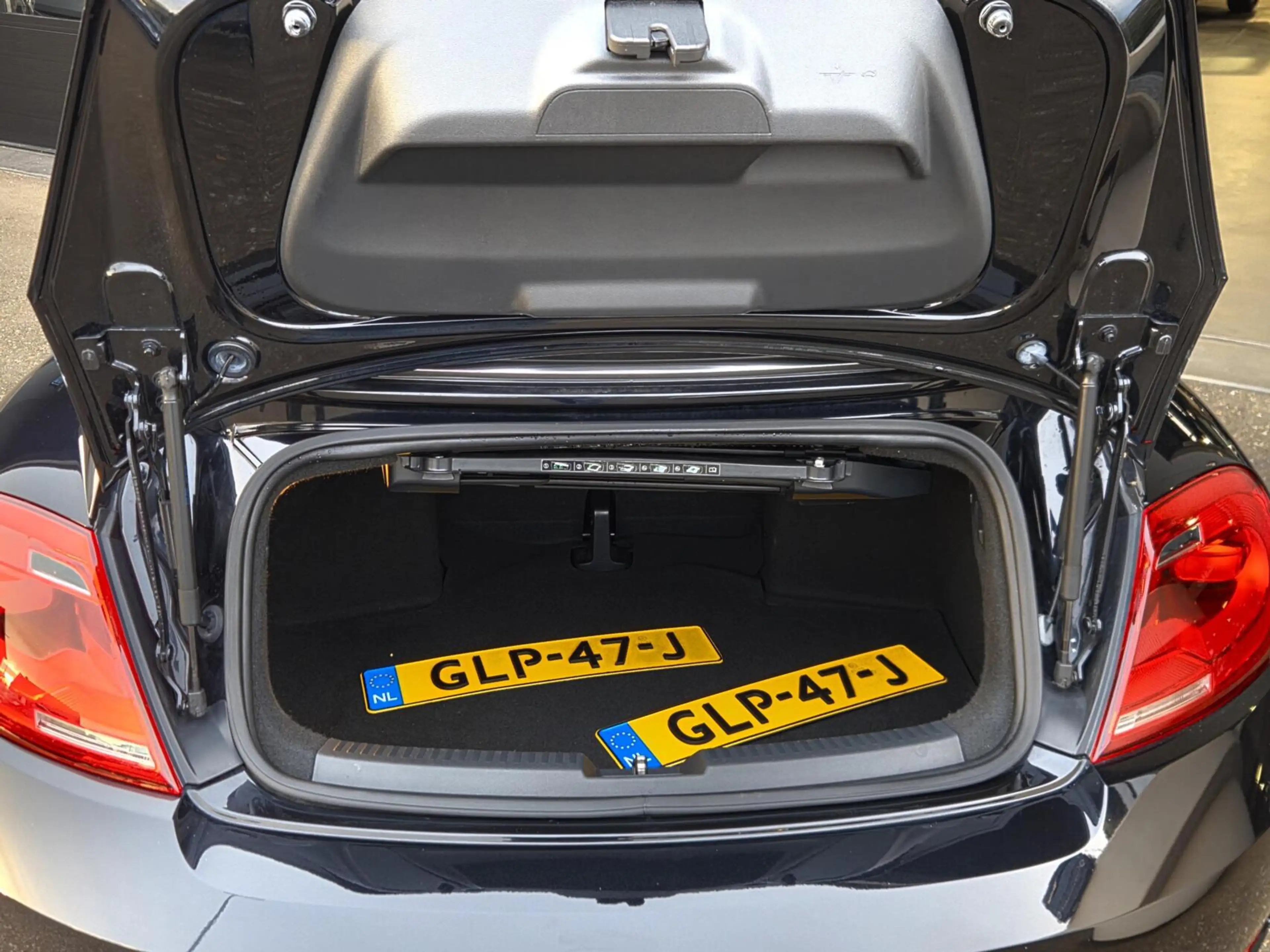 Volkswagen Beetle Cabriolet 1.2 TSI Design — photo 10