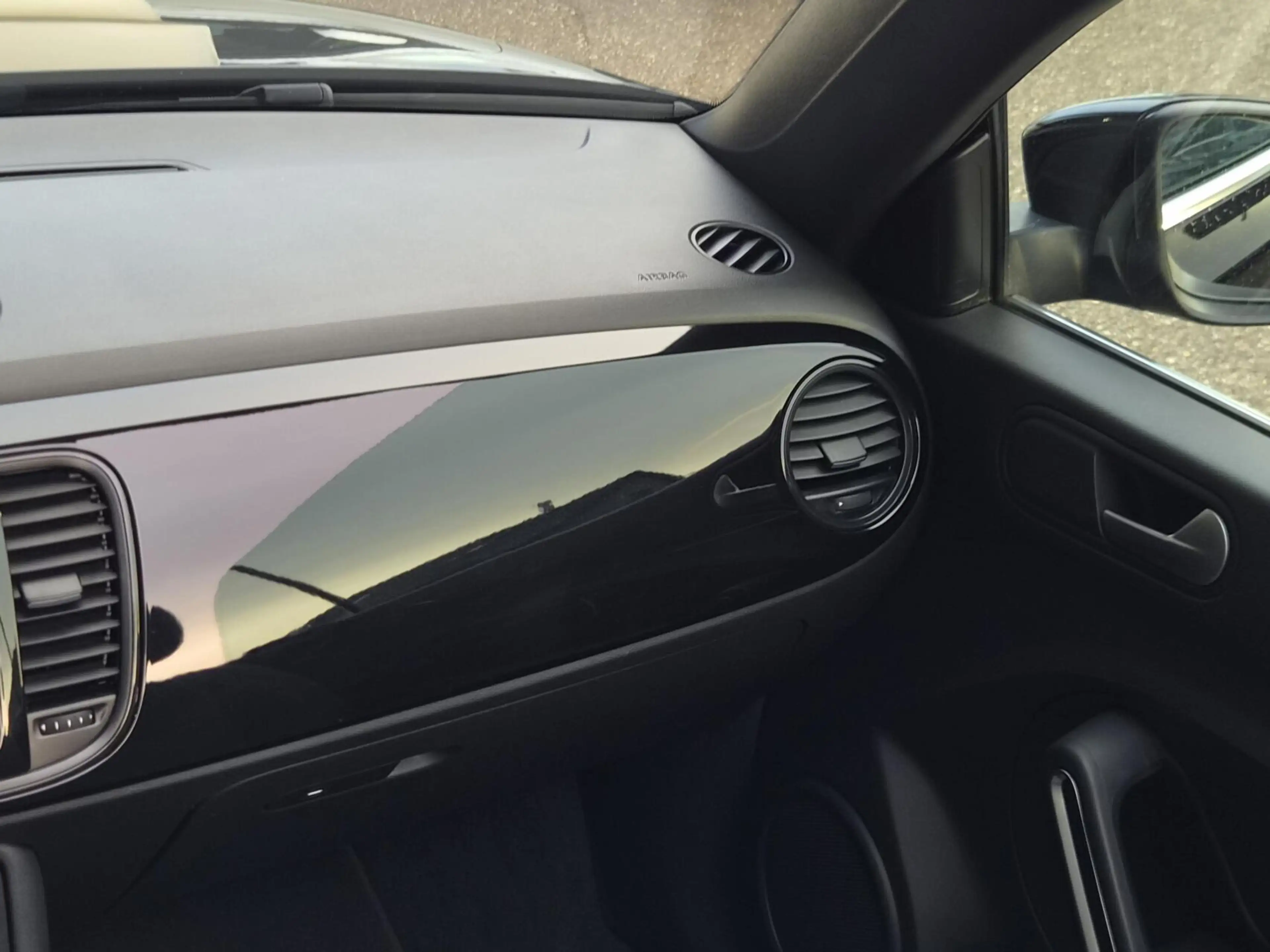 Volkswagen Beetle Cabriolet 1.2 TSI Design — photo 34
