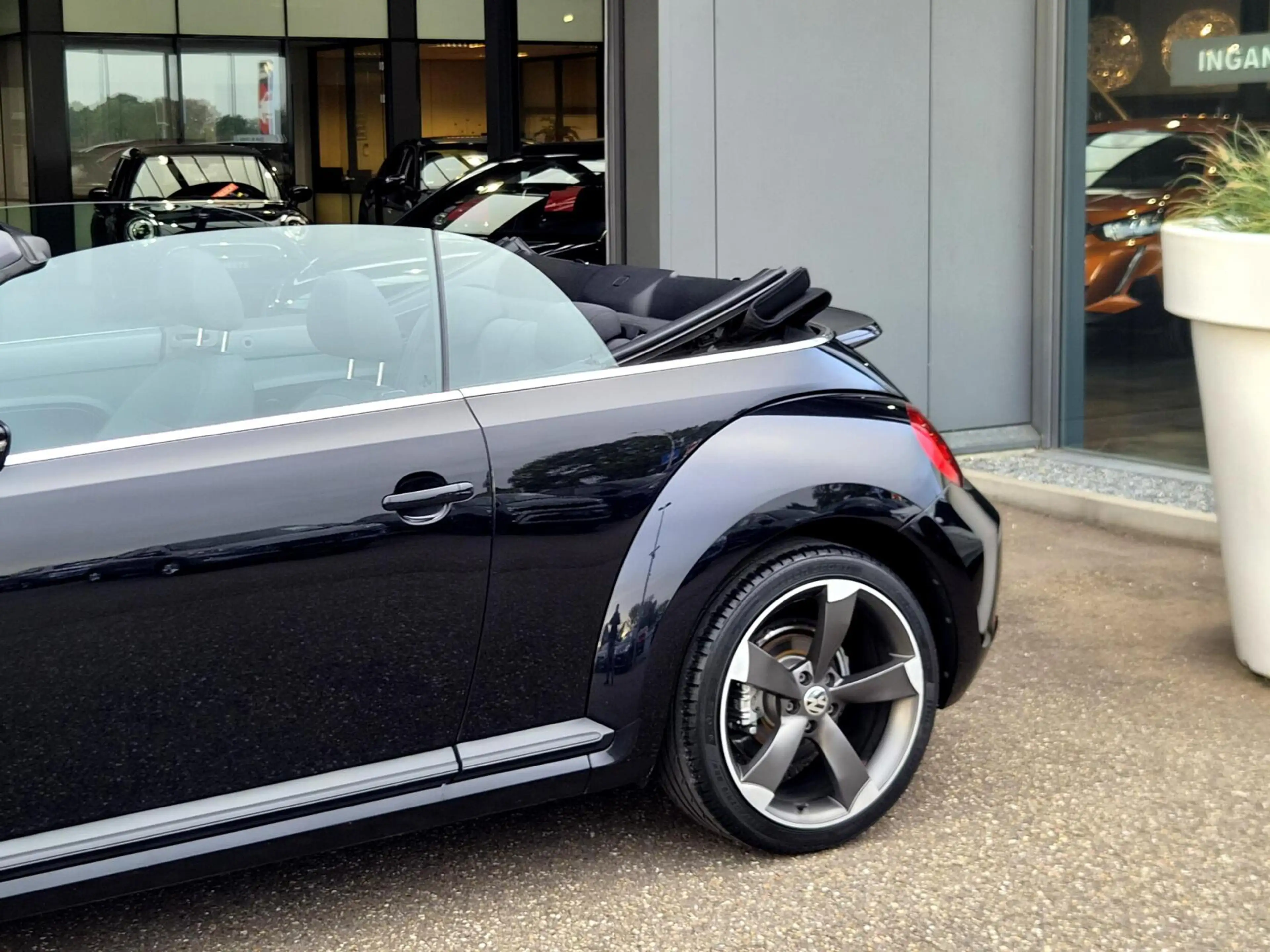 Volkswagen Beetle Cabriolet 1.2 TSI Design — photo 21