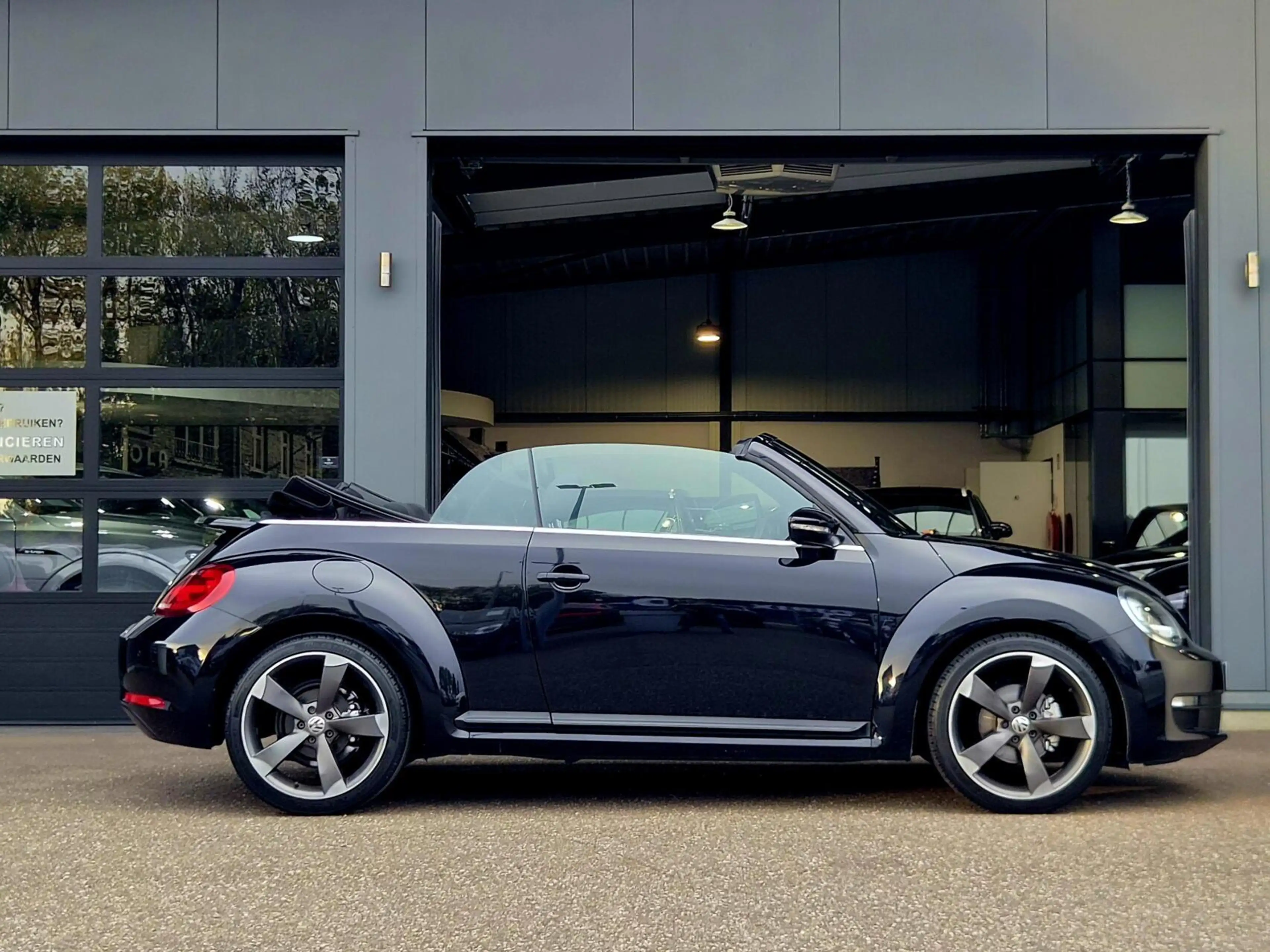 Volkswagen Beetle Cabriolet 1.2 TSI Design — photo 36