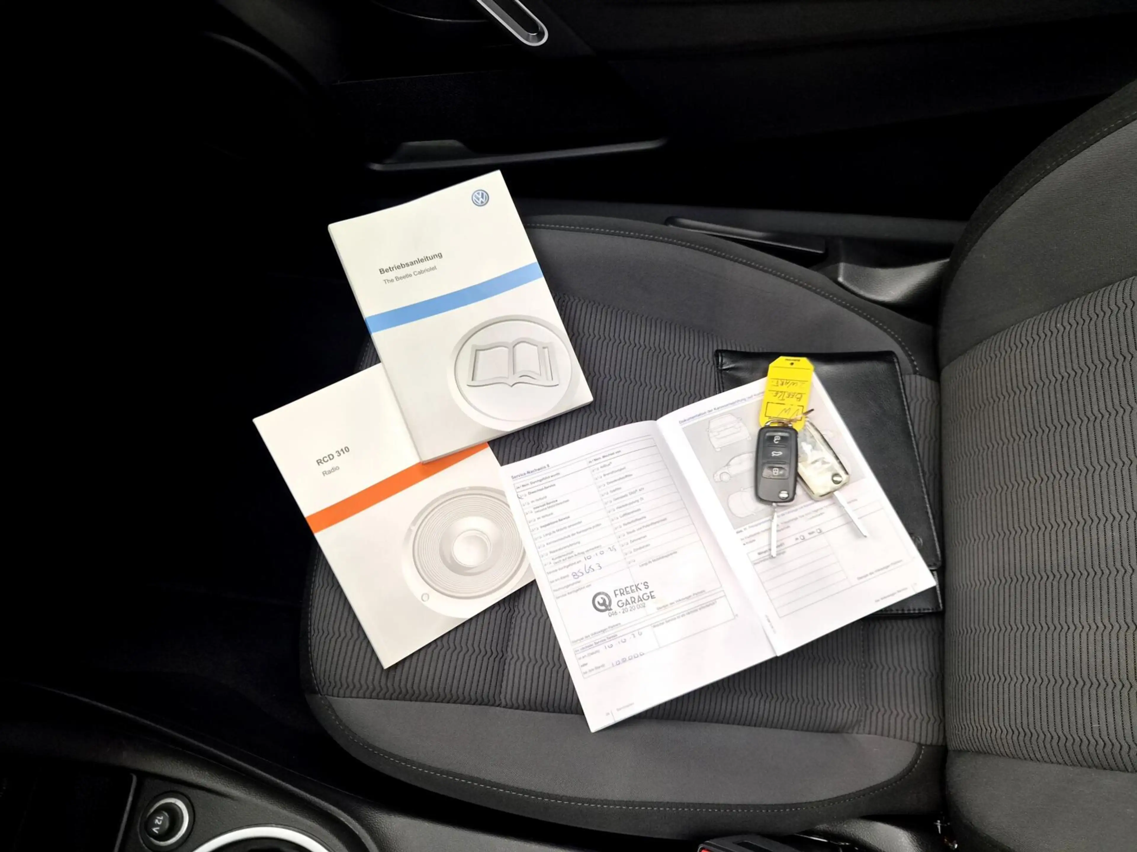 Volkswagen Beetle Cabriolet 1.2 TSI Design — photo 12