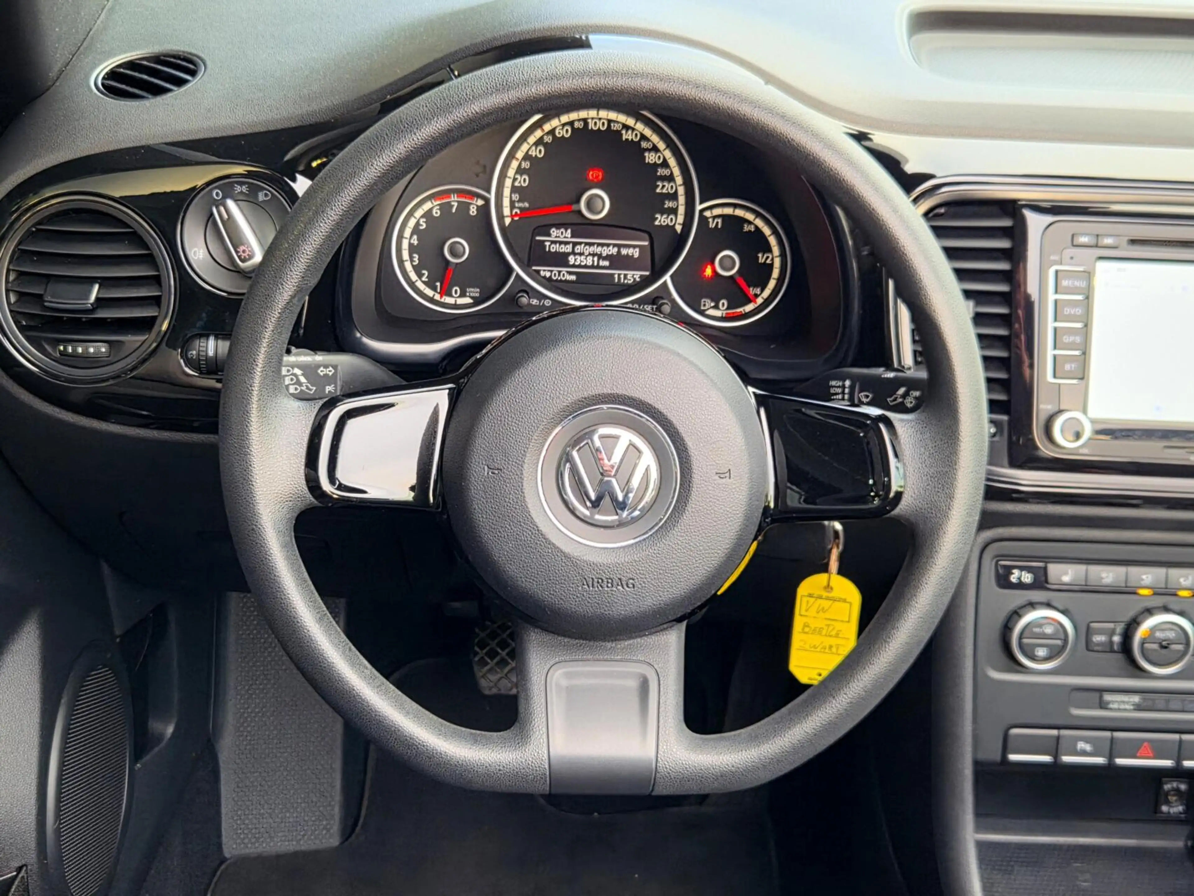 Volkswagen Beetle Cabriolet 1.2 TSI Design — photo 27