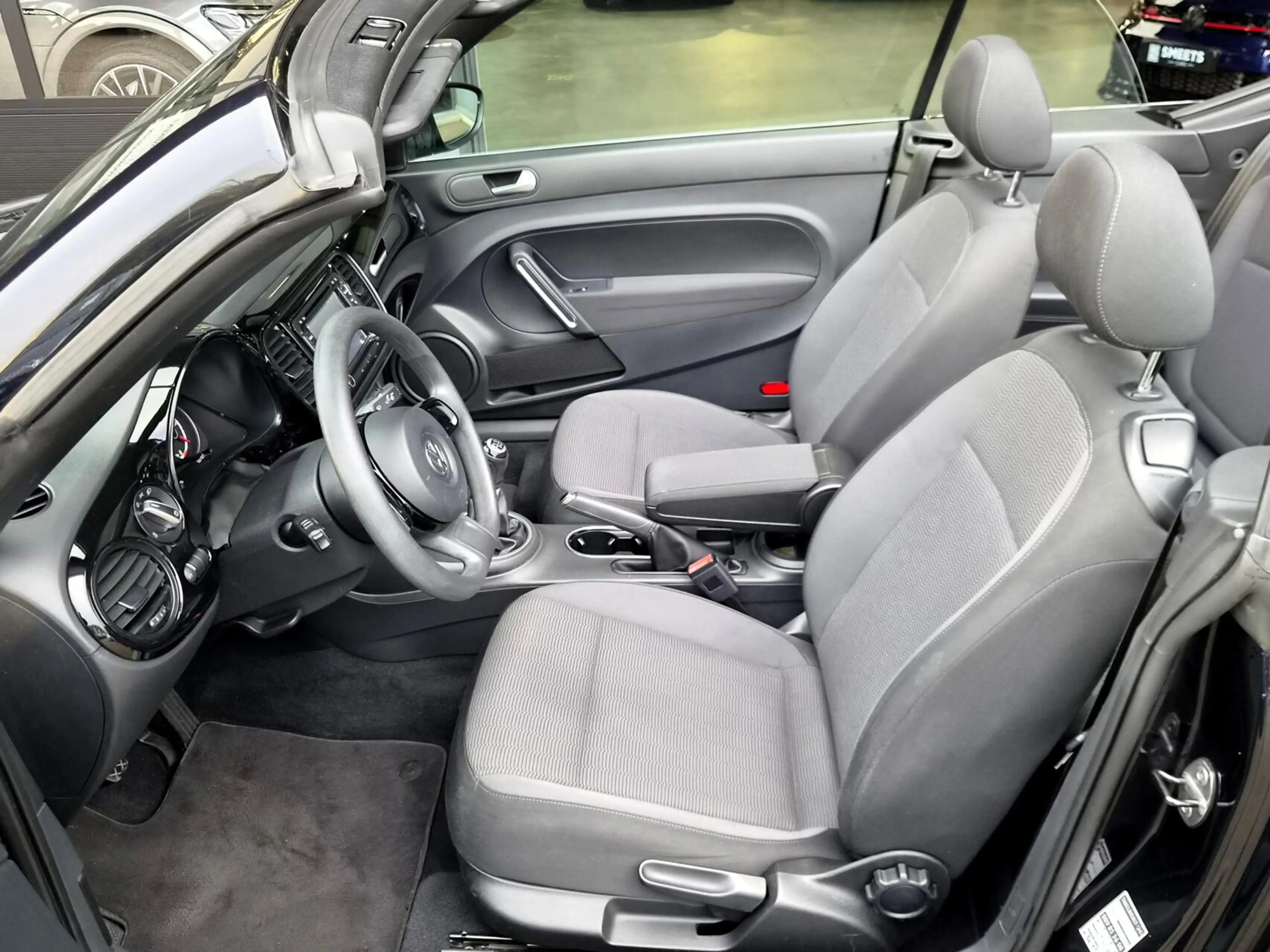 Volkswagen Beetle Cabriolet 1.2 TSI Design — photo 4