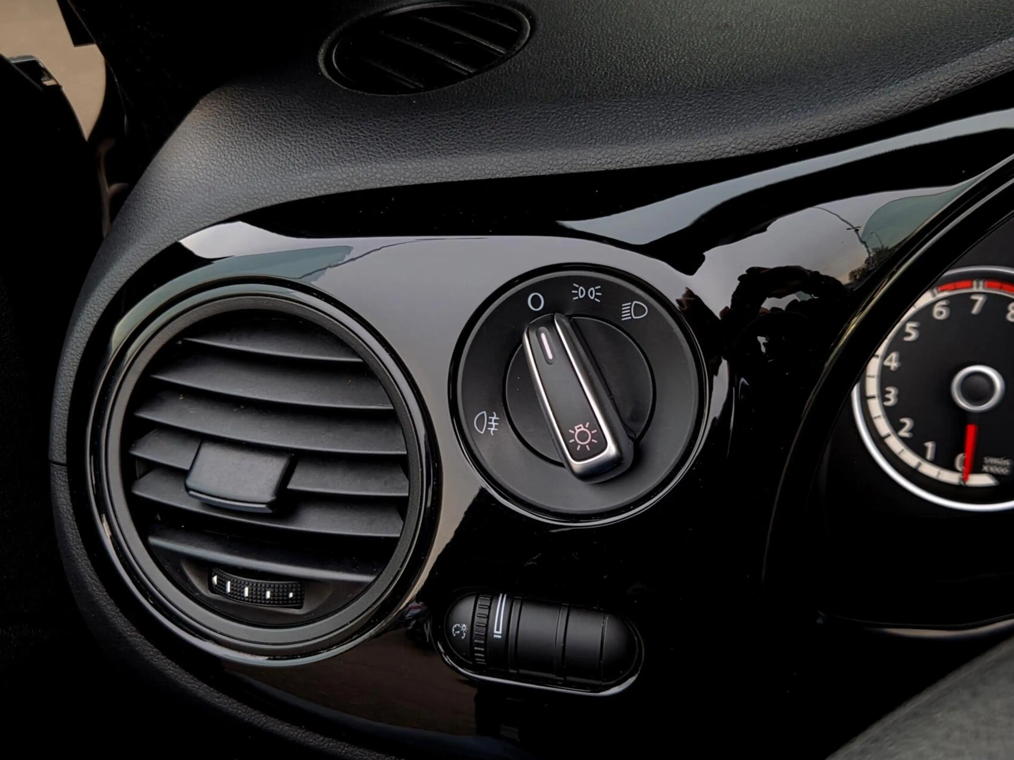 Volkswagen Beetle Cabriolet 1.2 TSI Design — photo 26
