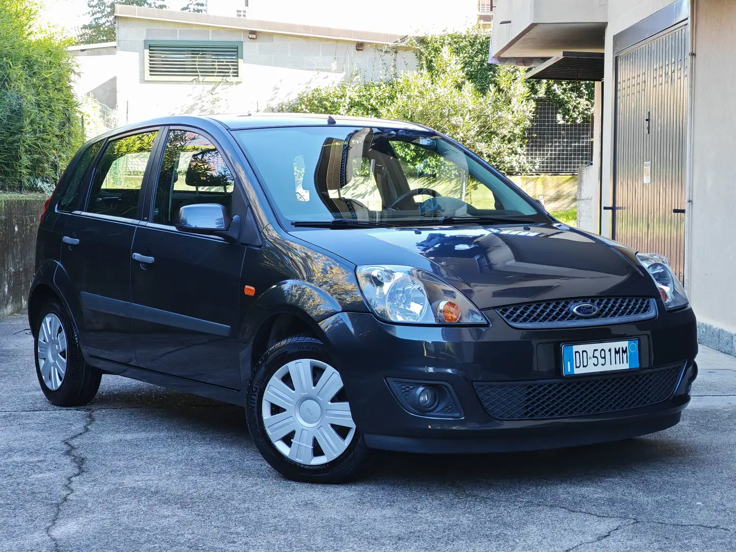 Ford Fiesta 1.2 BENZINA 75cv / 28.600km / Uniproprietario Grigio - 1