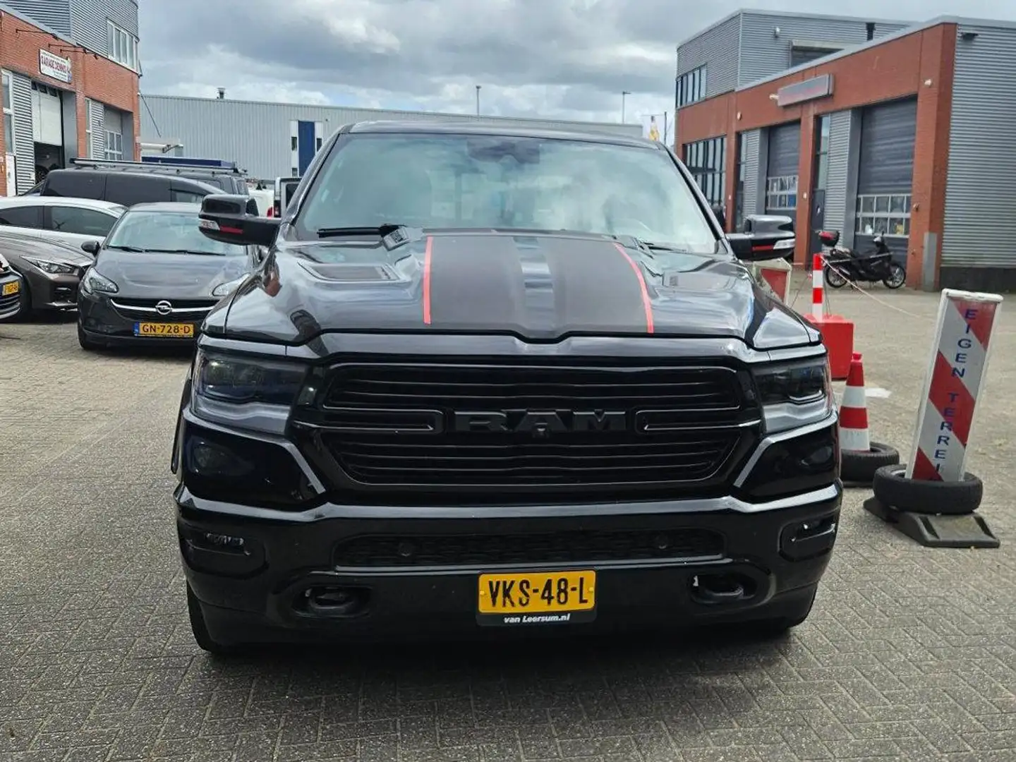 RAM 1500 1500 5.7 V8 4x4 CC Laram. Zwart - 1