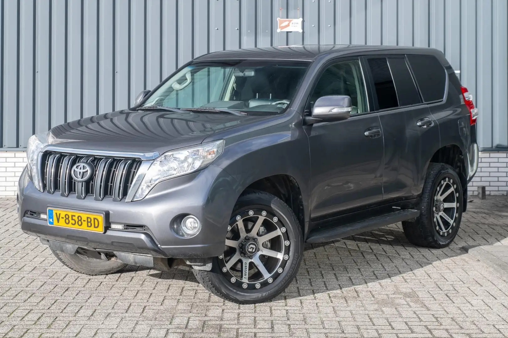 Toyota Land Cruiser 2.8 D-4D-F VX Blind Van*Automaat*Navigatie* Noir - 1