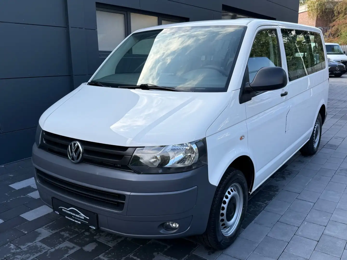 Volkswagen T5 Transporter Kombi 4Motion 8 Sitze Klima AHK Weiß - 1