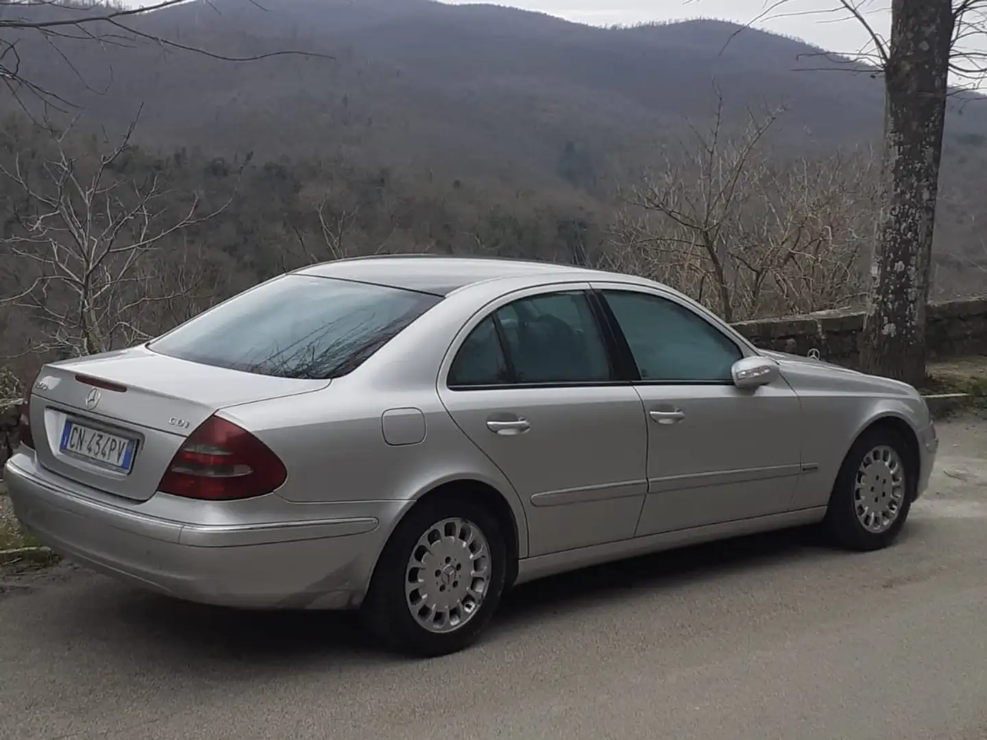 Mercedes-Benz E 270 CDI Elegance srebrna - 2