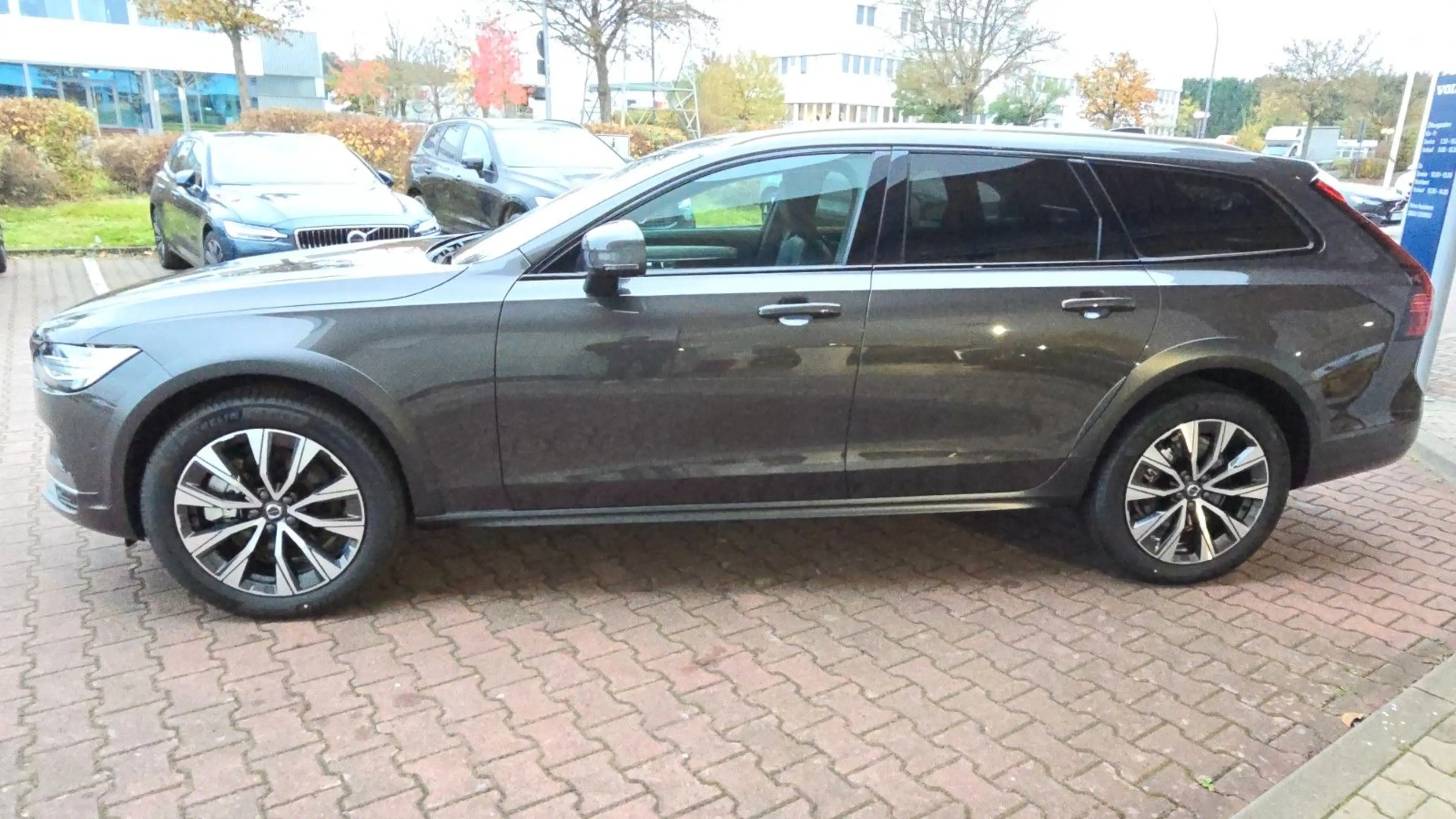 Volvo V90 Cross Country B4 D AWD Plus Auto — photo 4