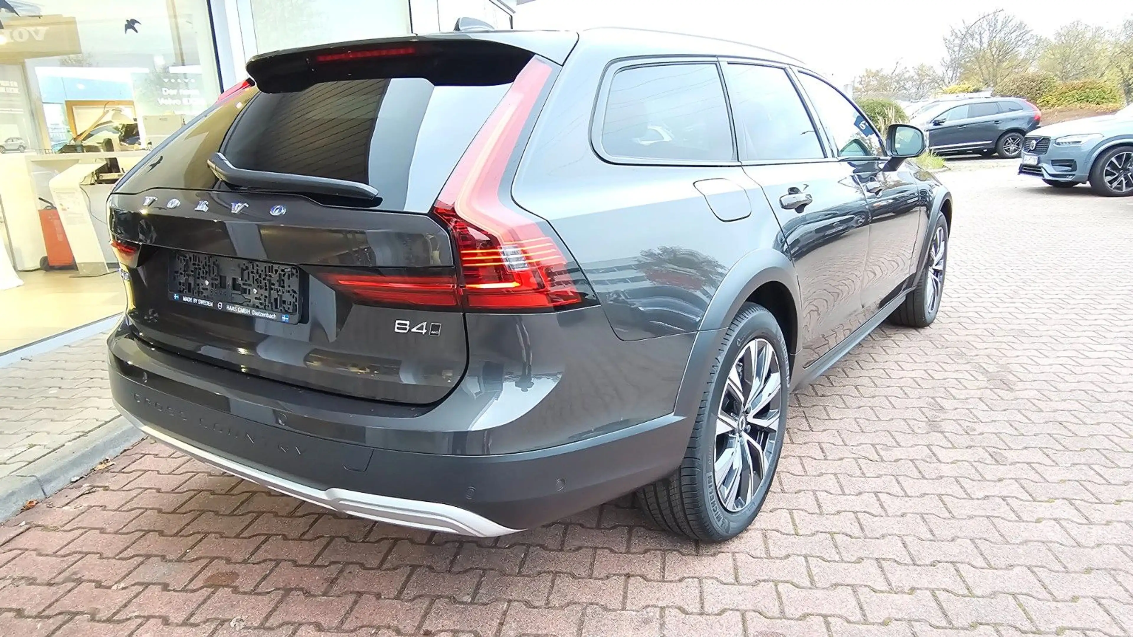 Volvo V90 Cross Country B4 D AWD Plus Auto — photo 6