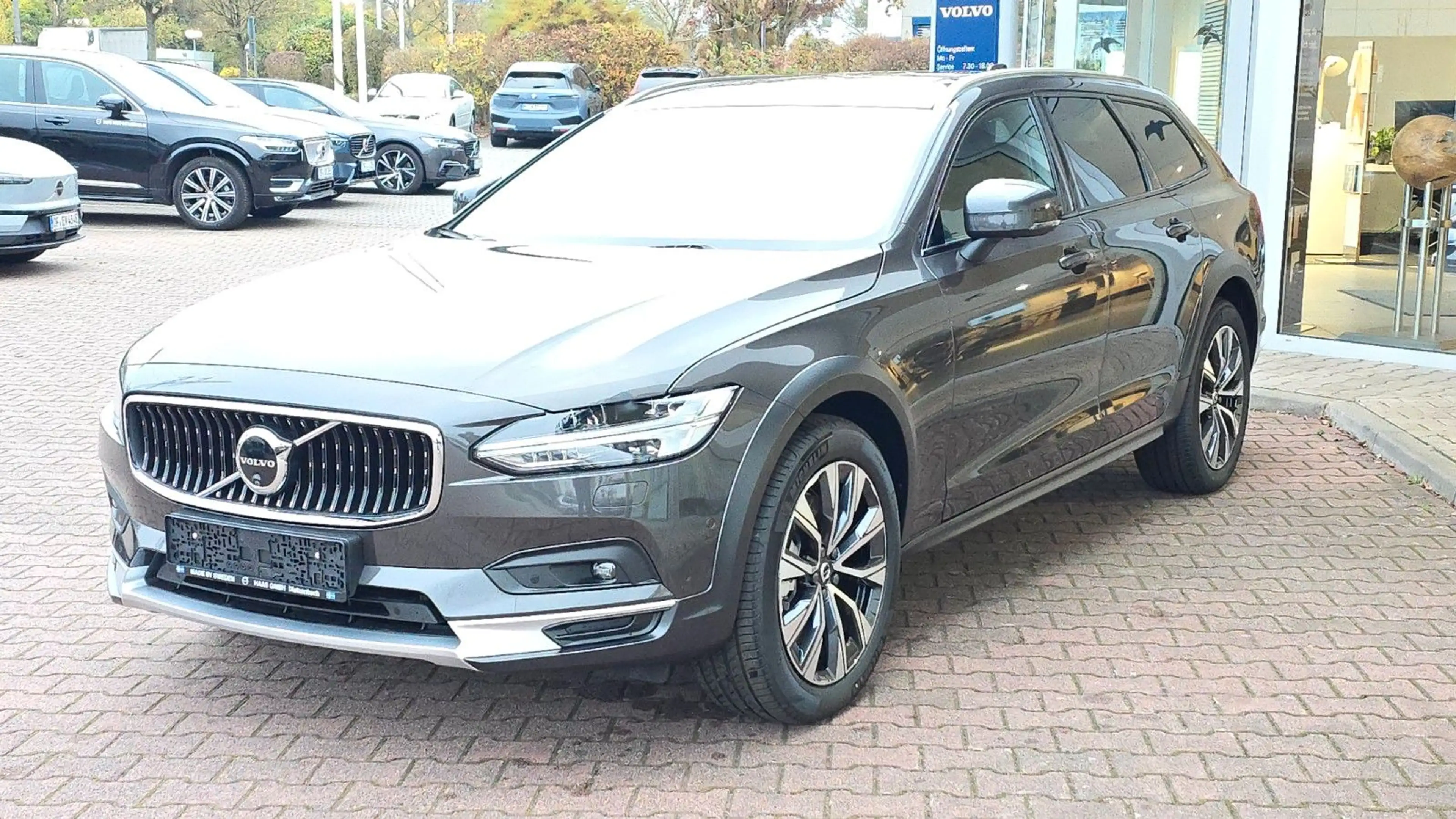 Volvo V90 Cross Country B4 D AWD Plus Auto — photo 3