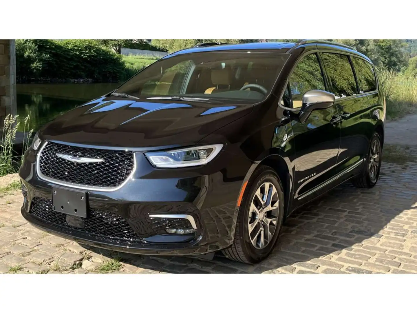 Chrysler Pacifica Limited Pinnacle Hybrid DVD FULL Fekete - 1