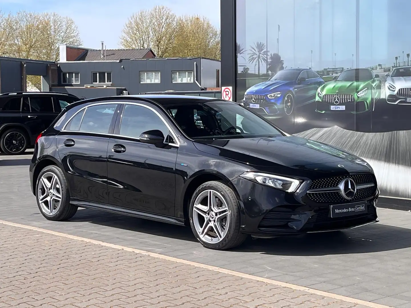 Mercedes-Benz A 250 250e AMG Zwart - 2
