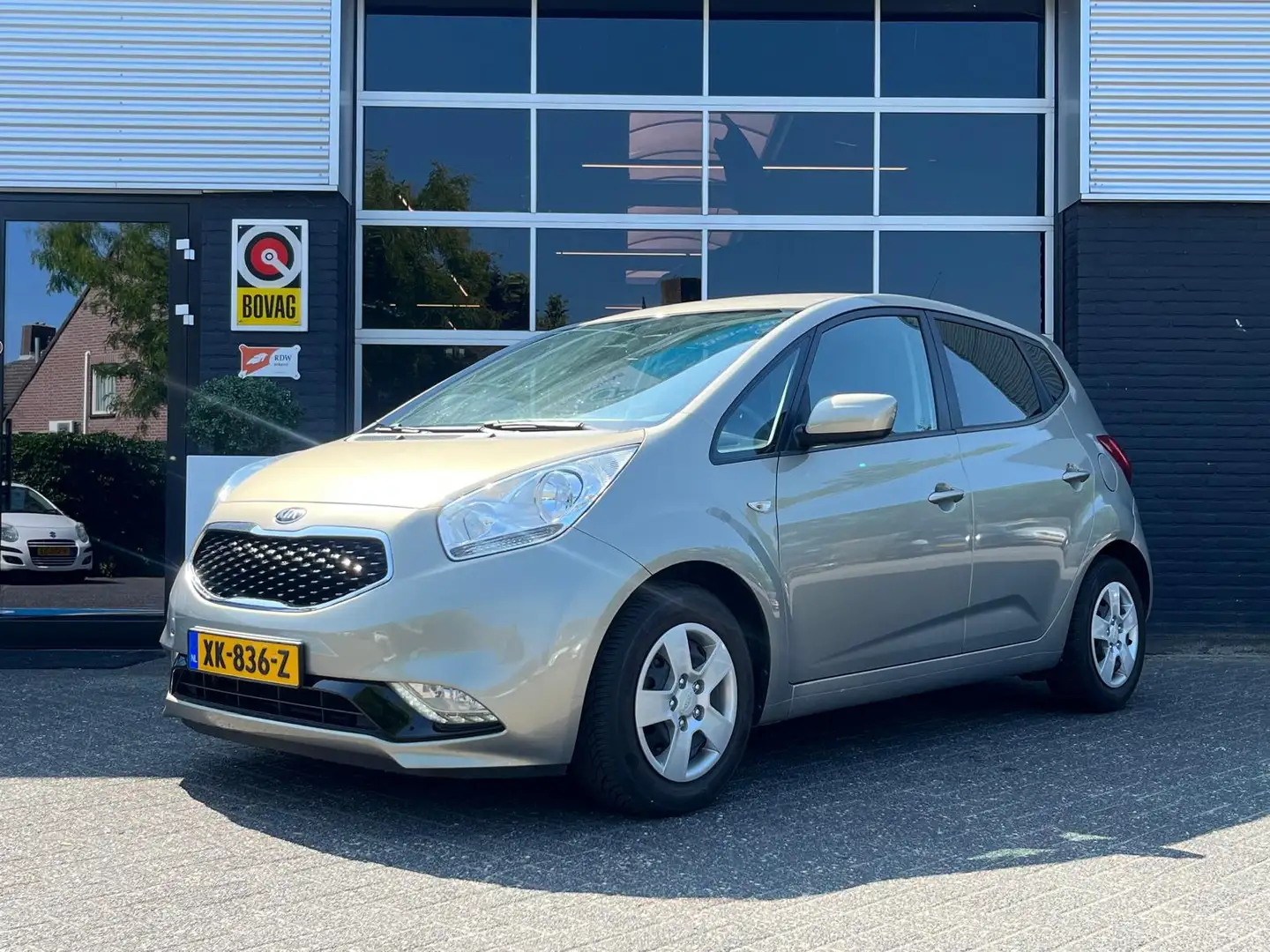 Kia Venga 1.4 CVVT DynamicPLusLine, Airco, Bluetooth, Camera Grijs - 1