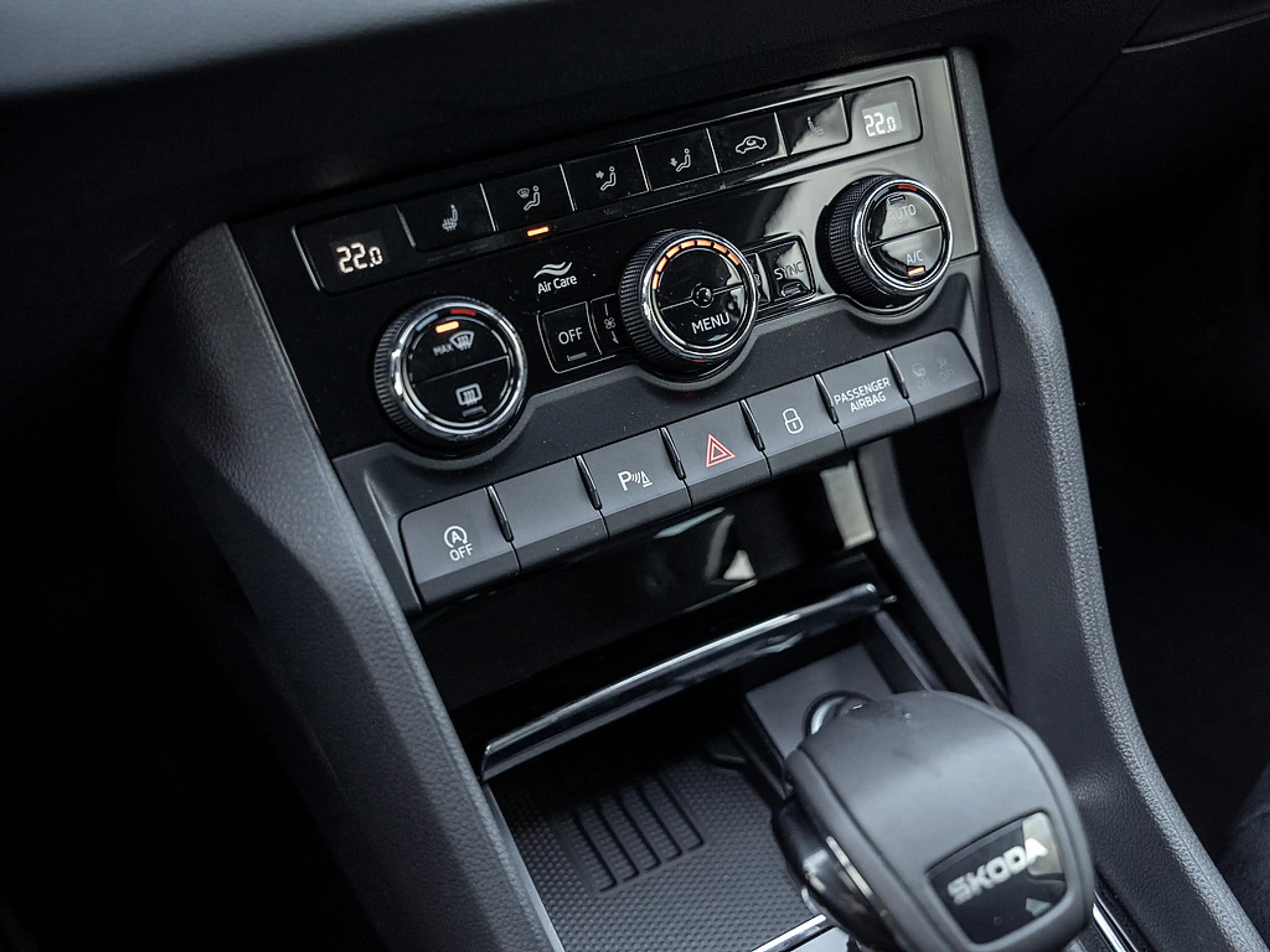 Skoda Karoq 1.5 TSI Selection LED FACEL. ACC AHK — photo 8