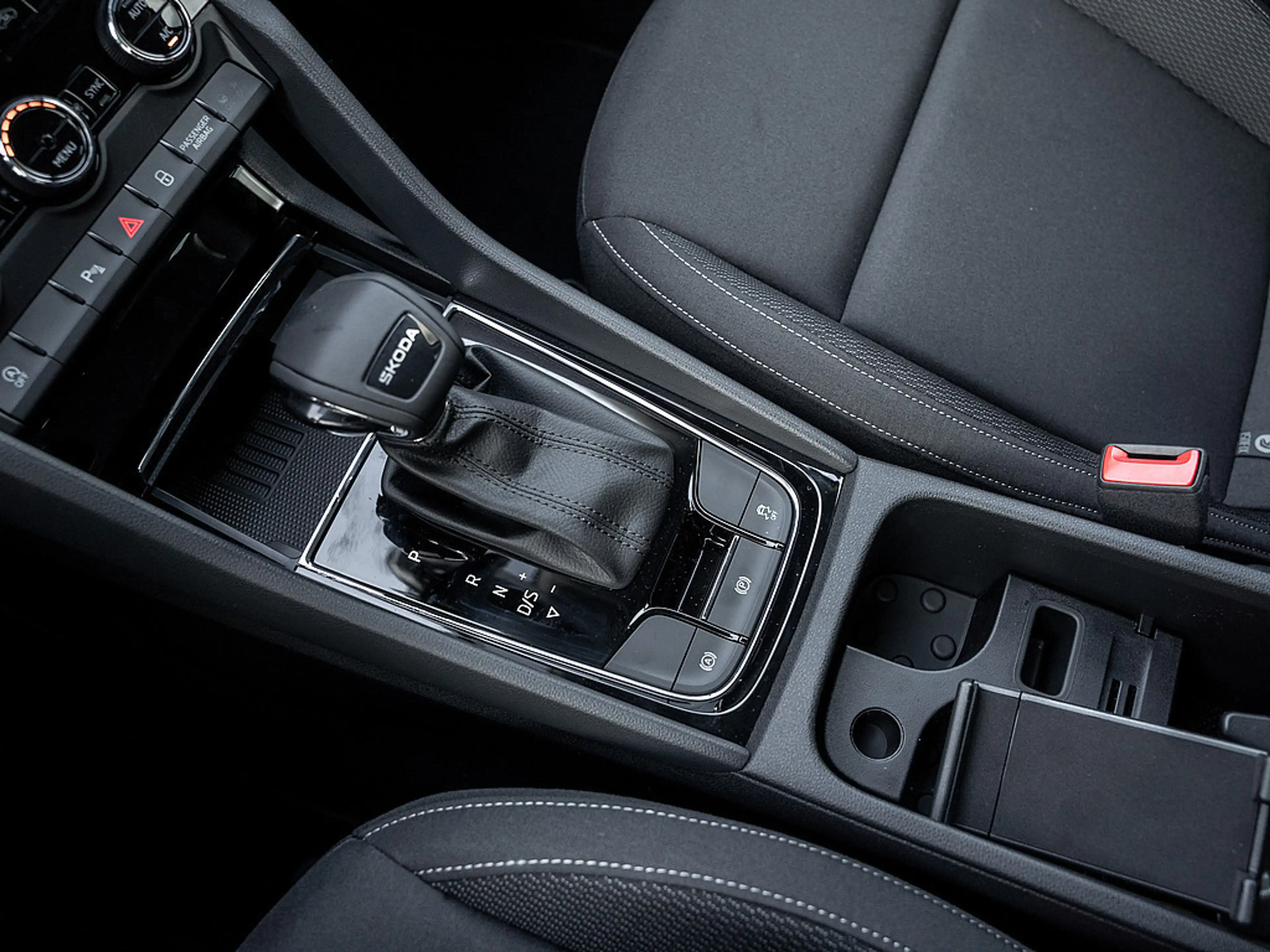 Skoda Karoq 1.5 TSI Selection LED FACEL. ACC AHK — photo 9