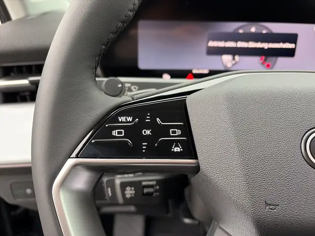 Audi Q3 view 9