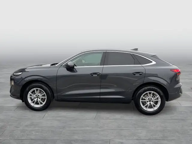 Audi Q3 view 3