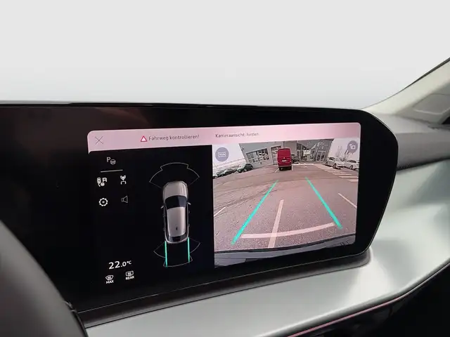 Audi Q3 view 14