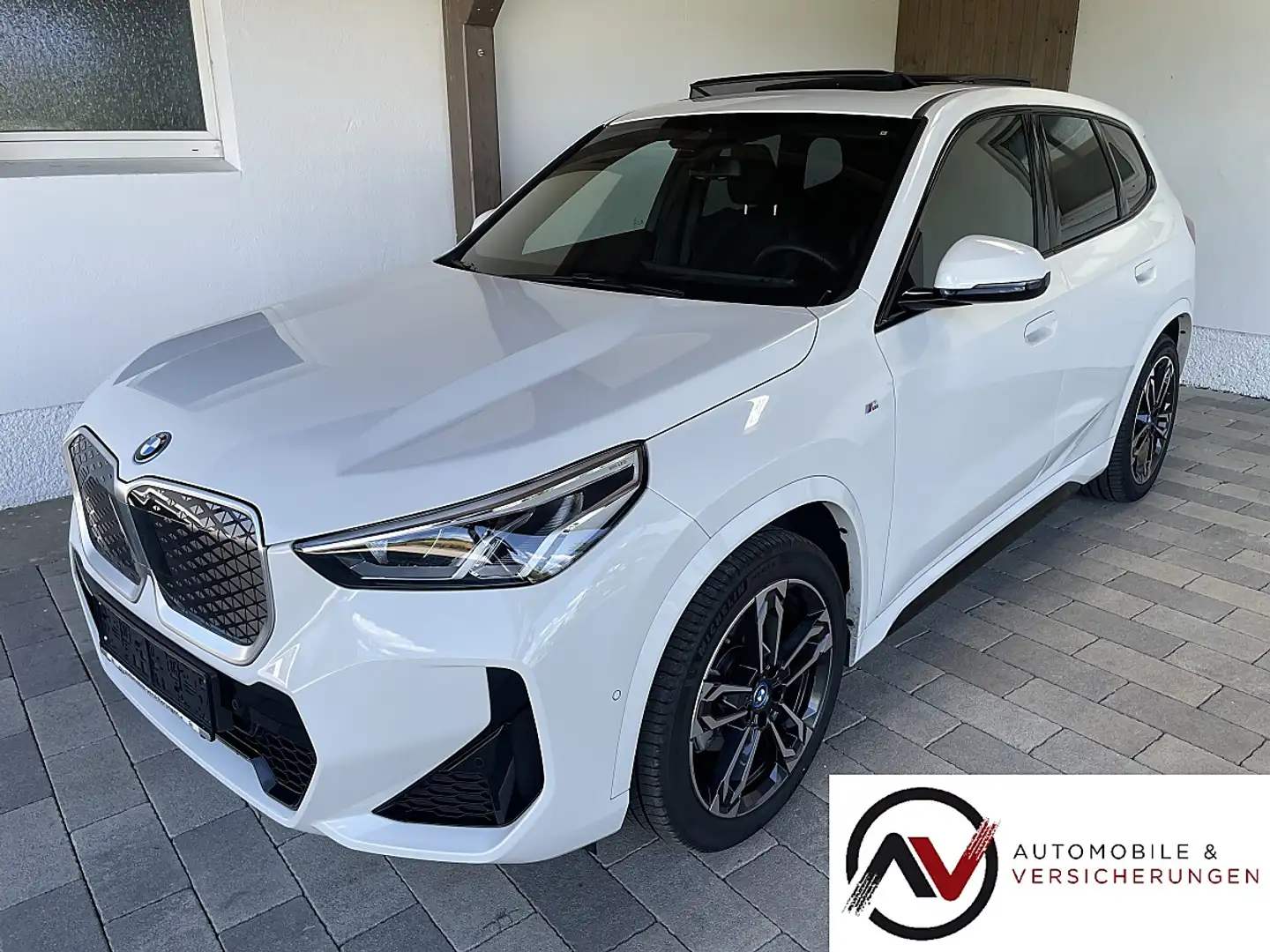 BMW iX1 eDrive20 M-Paket-AHV-PANORAMADACH-LED-KAMERA-AL... Weiß - 1