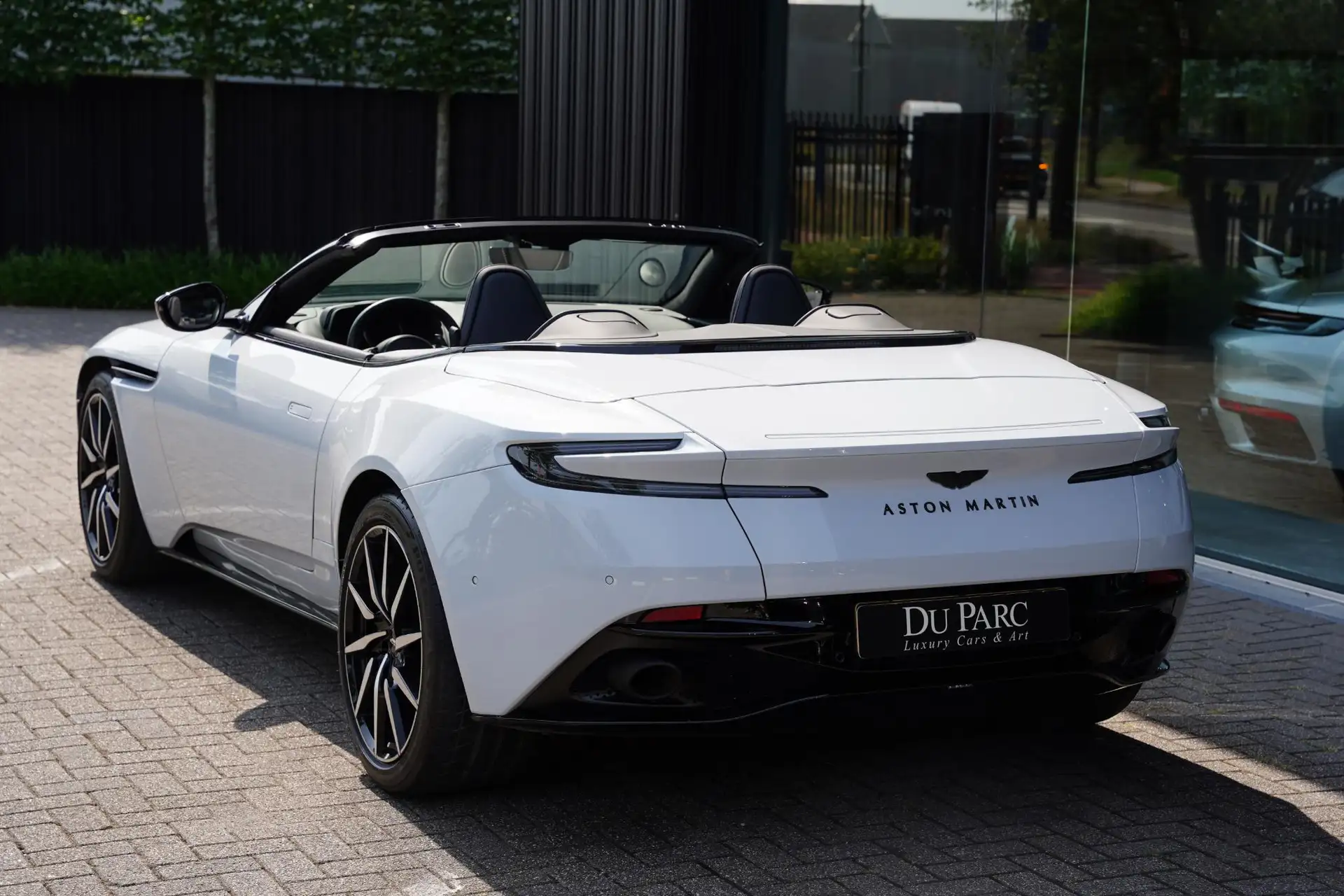 애스턴마틴 DB11 V8 2023 흰색 사진 5