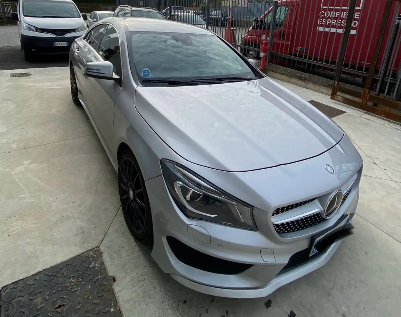 Mercedes-Benz CLA 200 d Premium Dark Night auto Grijs - 2