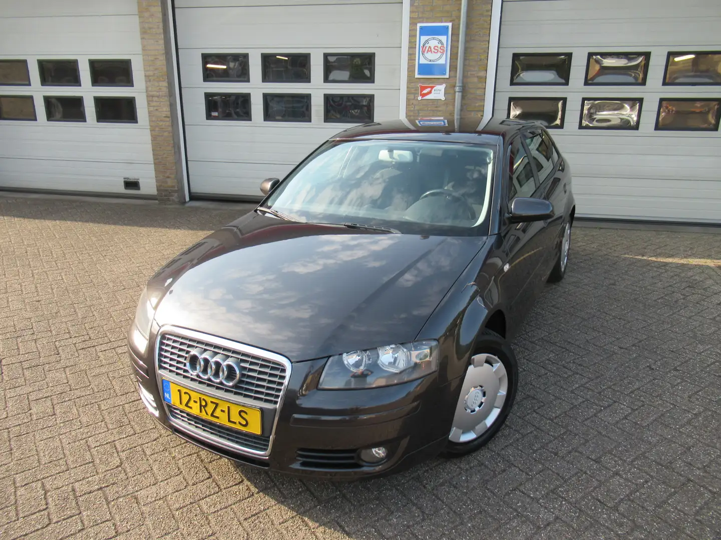 Audi A3 Sportback 1.6 FSI Attraction MEENEEMPRIJS Gris - 1