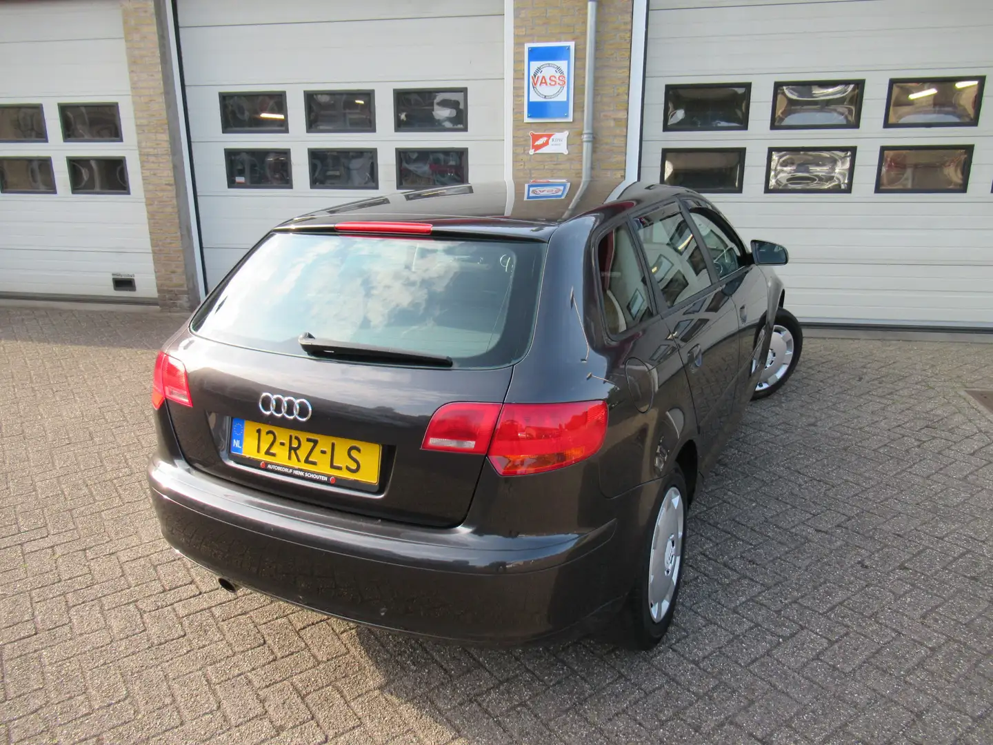 Audi A3 Sportback 1.6 FSI Attraction MEENEEMPRIJS Gris - 2