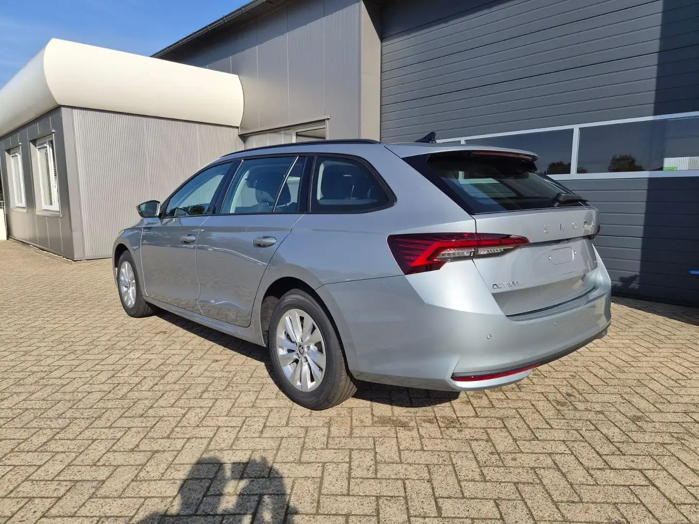 Skoda Octavia Combi 1.5 TSI 150PS m-HEV DSG Selection AHK Kli... Silber - 1