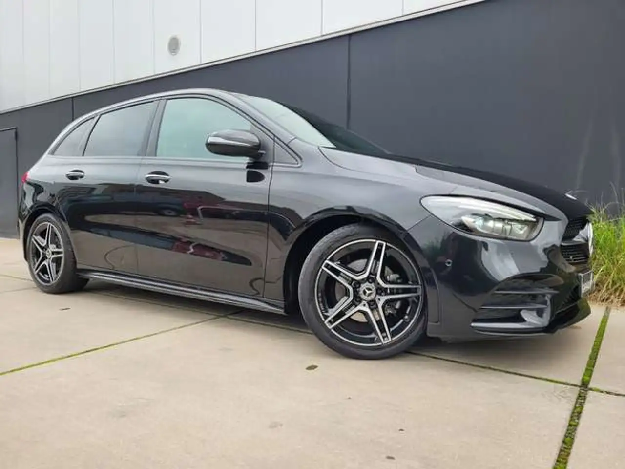 Mercedes-Benz B 180